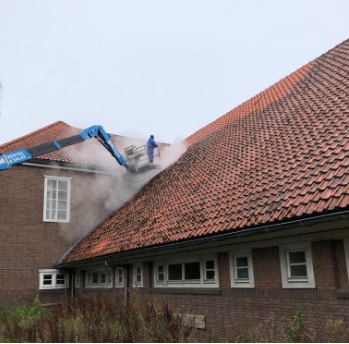 medewerker nellen schoonmaak volop dak aan het schoonmaken