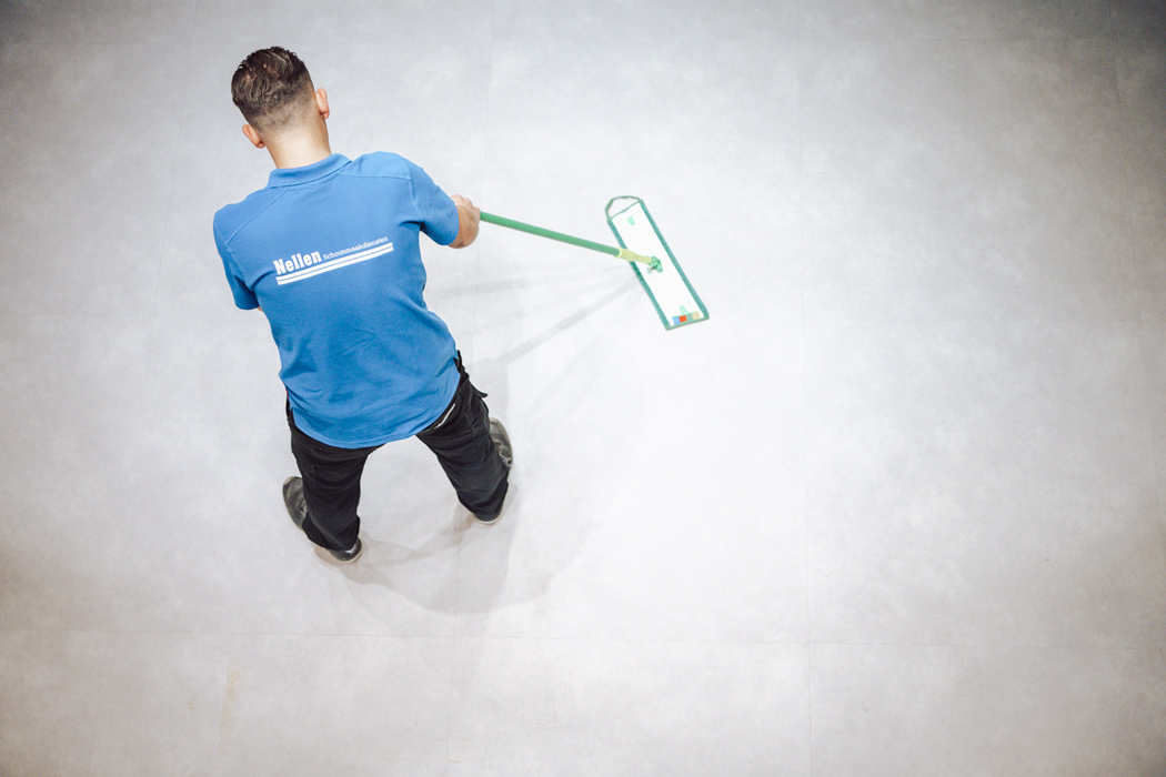 vloerreiniging door medewerker van nellen schoonmaak