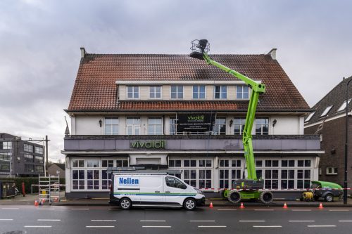 dak schoonmaken met hoogwerker dakpannen voor en na