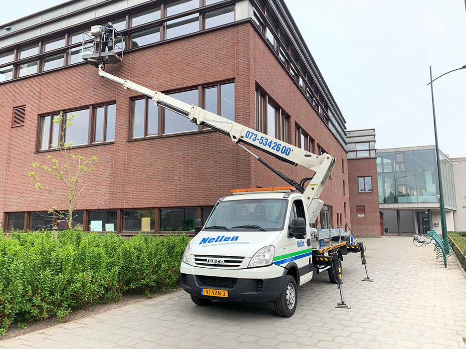 schoonmaker op hoogwerker van nellen schoonmaak