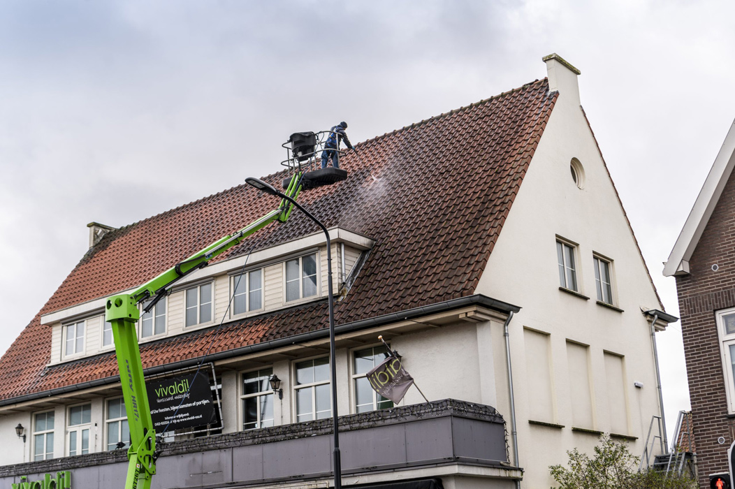 dakpannen schoonmaken door nellen schoonmaak oss