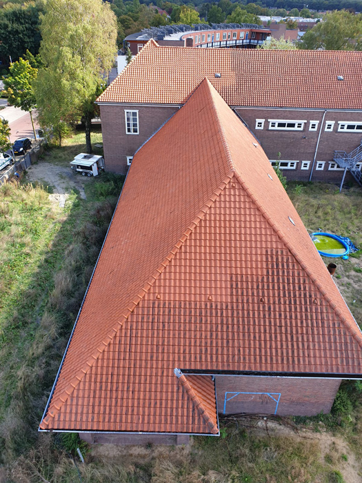 groot dak schoonmaken voor en na vanuit de lucht nellen