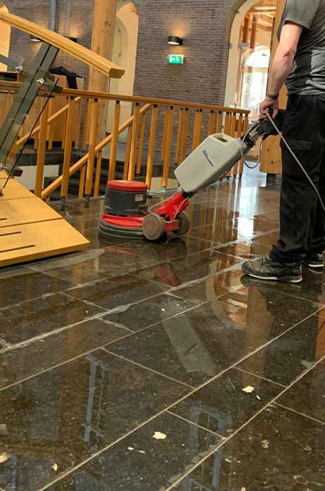 hardsteen machinaal schoonmaken