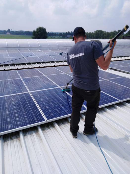 schoonmaker reinigt zonnepanelen nellen oss